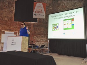 Jonathan Chacón hablando sobre accesibilidad en interfaces heterogeneos en el evento Zincshower