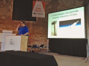 Jonathan Chacón presentando su charla sobre tecnología y accesibilidad en el evento Zincshower