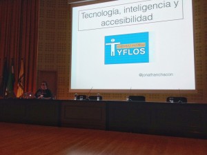 Jonathan Chacón al comienzo de su charla de tecnología, inteligencia y accesibilidad